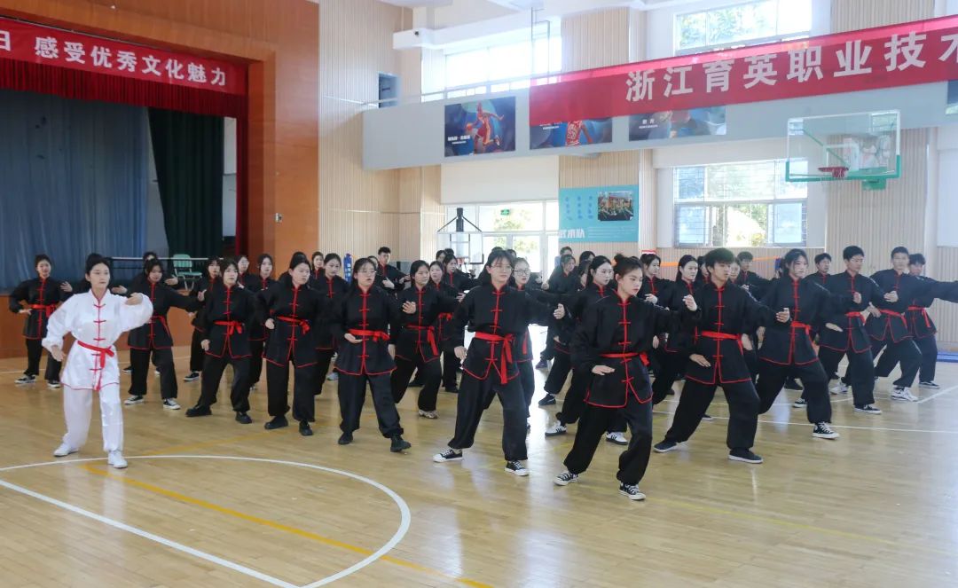 育英学子在此次活动中不仅绽放青春活力