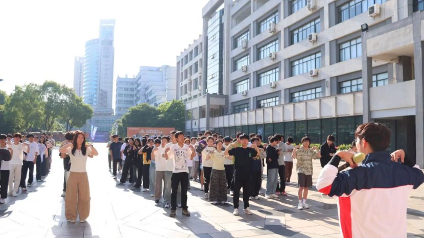 同题参见主持人唐宁点燃全场