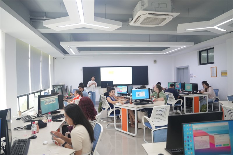 搭建中亚青年与中国数字商贸领域的深度