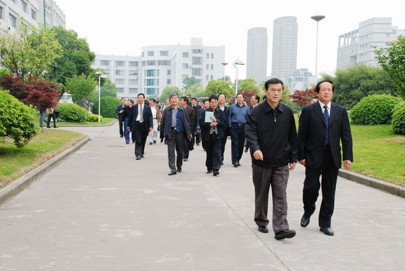在综合楼十楼会议室召开的研讨会上