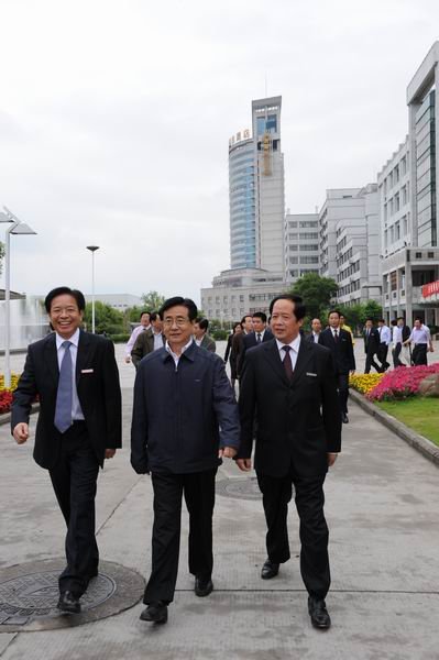 饶有兴趣地听取民航旅游分院院长赵淑桐