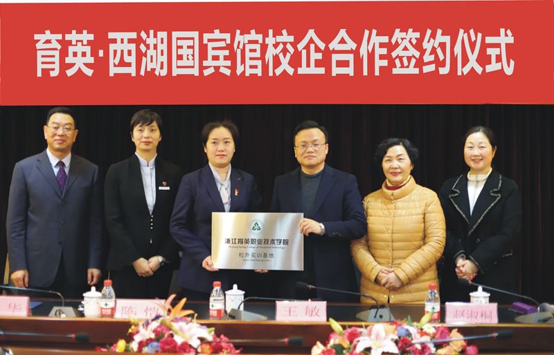她认为企业的发展离不开人才