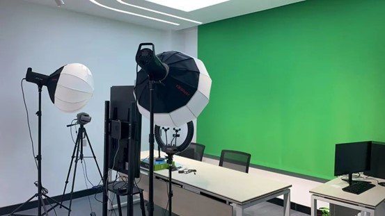 与中国联通签订校企业合作协议