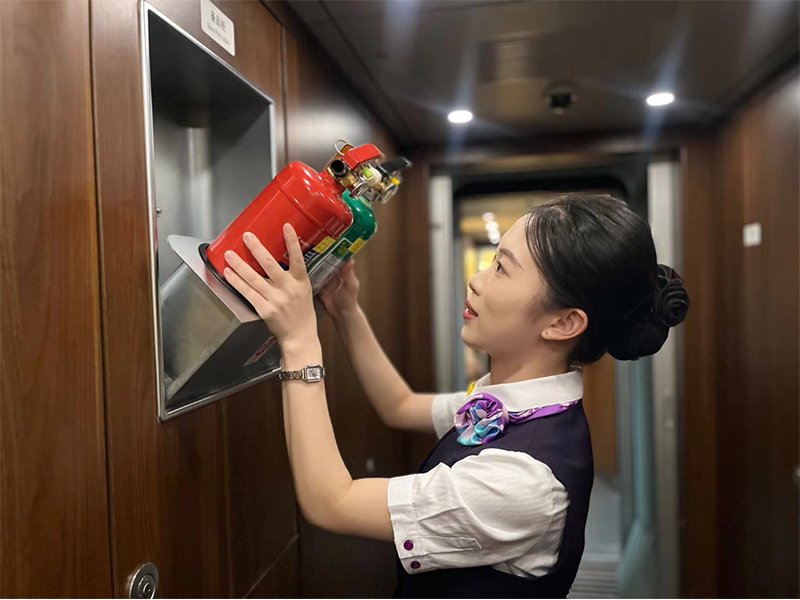 铁路车站综控员等工作的高品德